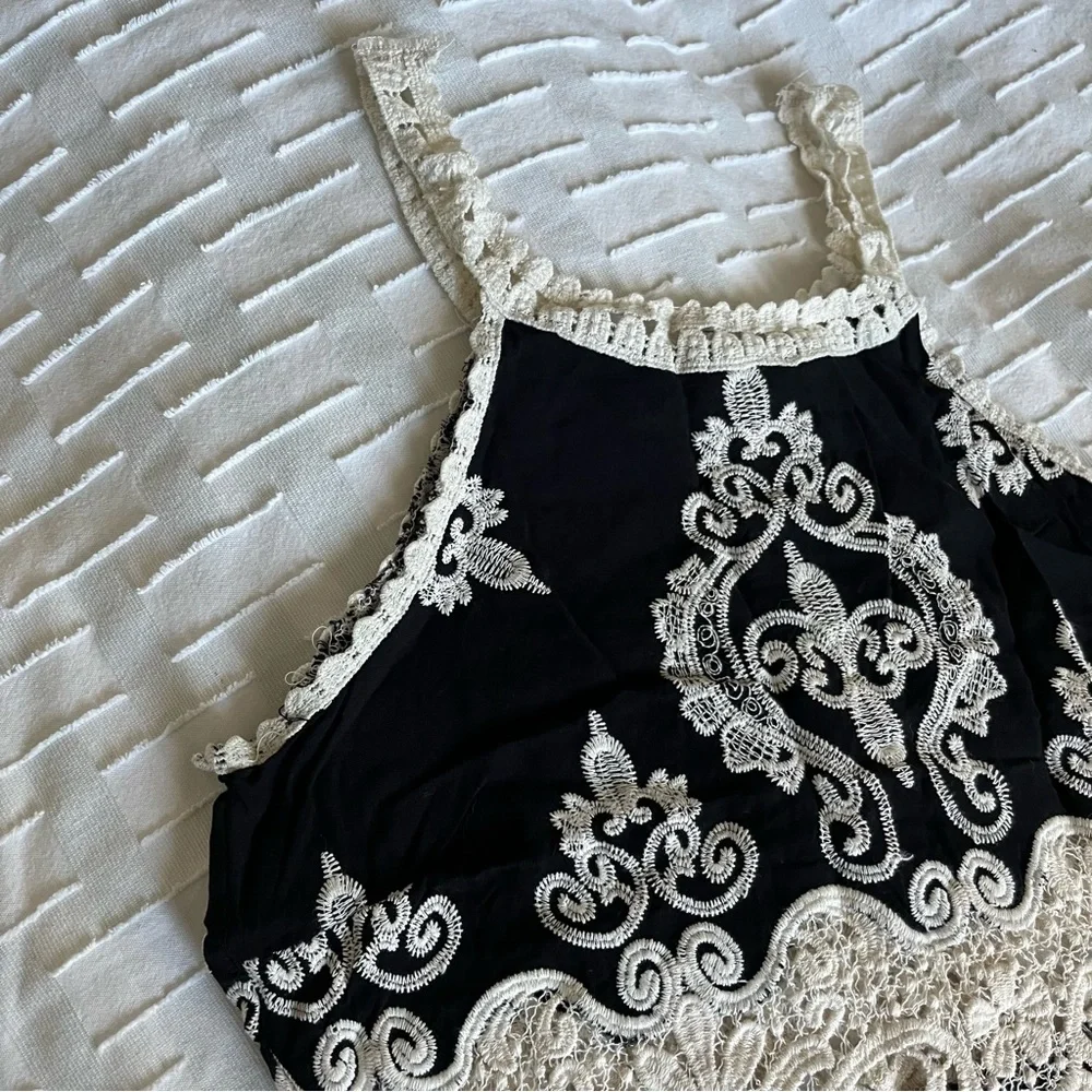 Romeo & Juliet Couture Black and Cream Lace Tank Top Size M (fits like S/M)- EUC - Picture 6 of 12